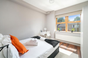 Central Watford 2 bedoom Apartment Fast Wifi,Parking-15 mins to Cntral London